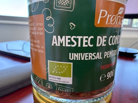 Universal organic seasoning mix for dishes